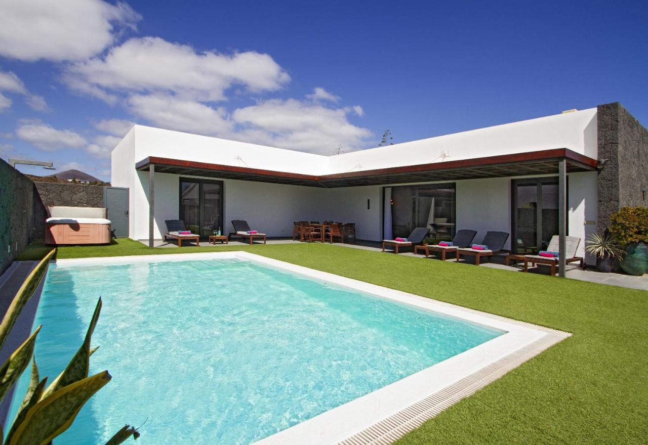 Luxury Los Mojones Villa Short Walk To Old Town Private Heated Pool Villa Los Mojones Angie Puerto Del Carmen Tías Esterno foto